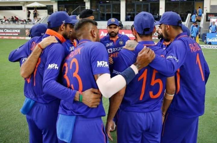 Hardik while discussing with Indian Cricket Team