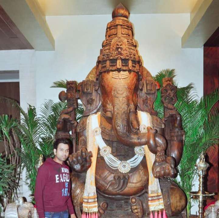 Rohit in front of Statue