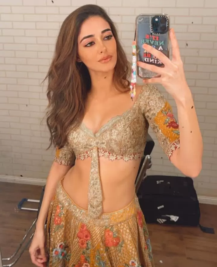 The actress clicking selfie