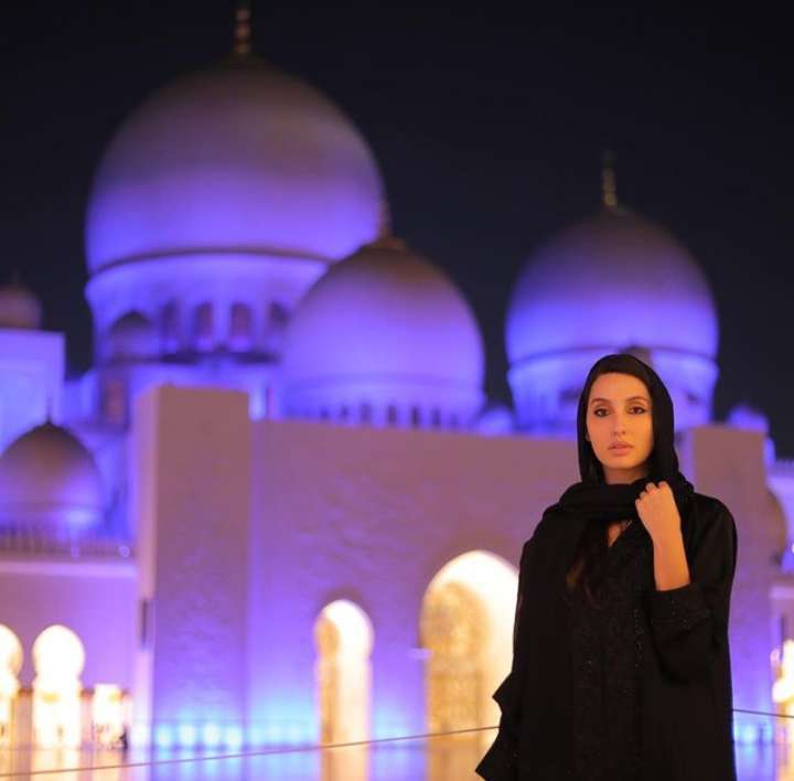 Nora clicking picture in front of Mosque od Qatar