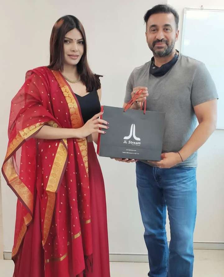 Sherlyn Chopra receiveing gift from Raj Kundra