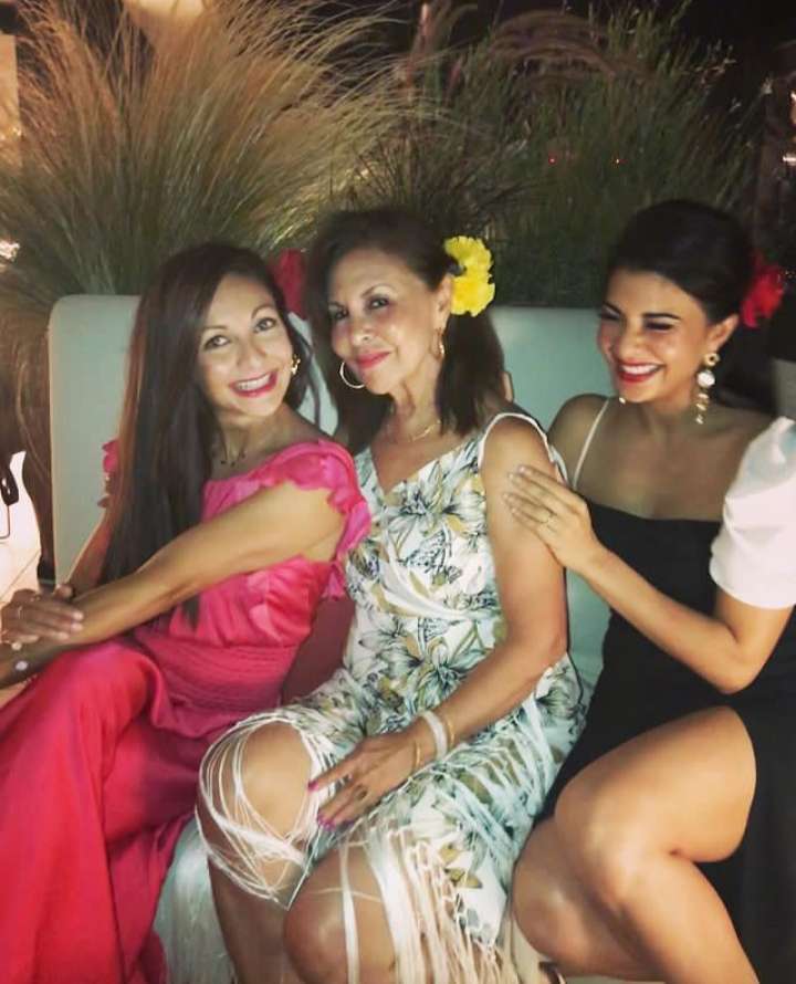 The actress with sister and mother